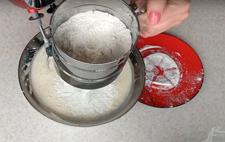 Заливной пирог с клубникой: 5 простых рецептов приготовления в домашних условиях