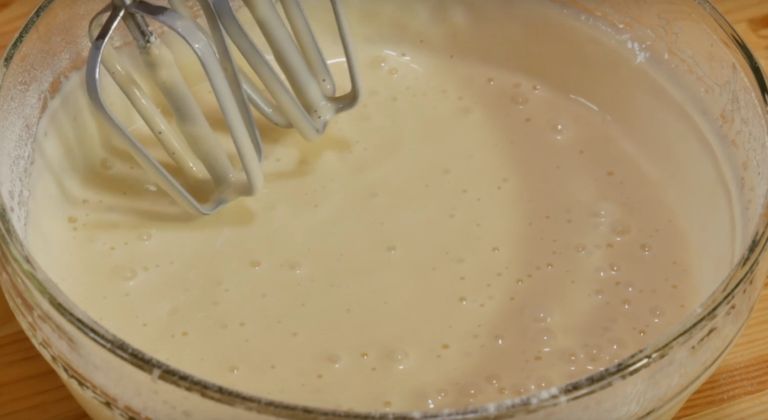 Блины на кислом кефире: 6 рецептов приготовления тонких с дырочками блинов